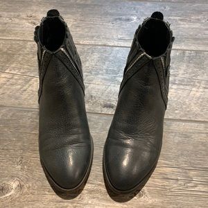 Beautiful Veracruz scalloped leather booties